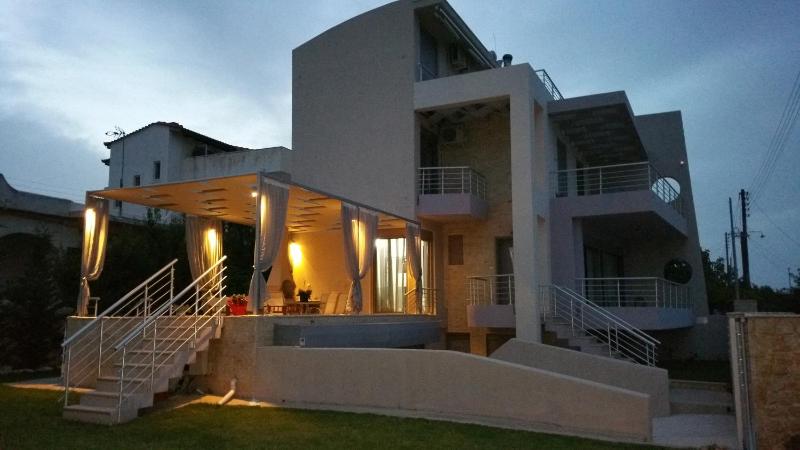 VILLA BY THE SEA VRAVRONA LOUTSA(NEAR THE AIRPORT&METROPOLITAN) — комфортный отель в Афины