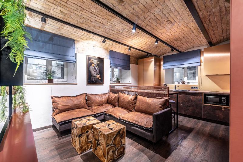UNESCO Hidden Arches - Restored 3 Bedroom Apartment in the Historic Pilies St. — отель с удобным расположением в Вильнюсе
