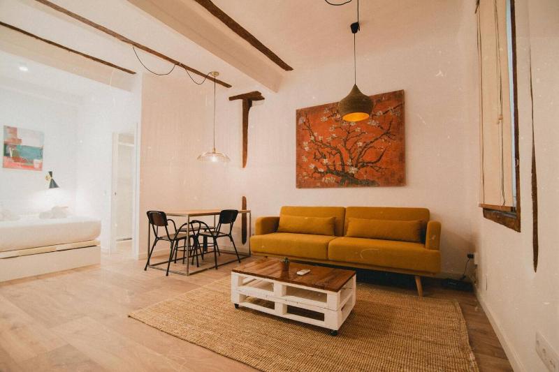 CHARMING DESIGN APARTMENT REINA SOFIA — отель с удобным расположением в Мадриде