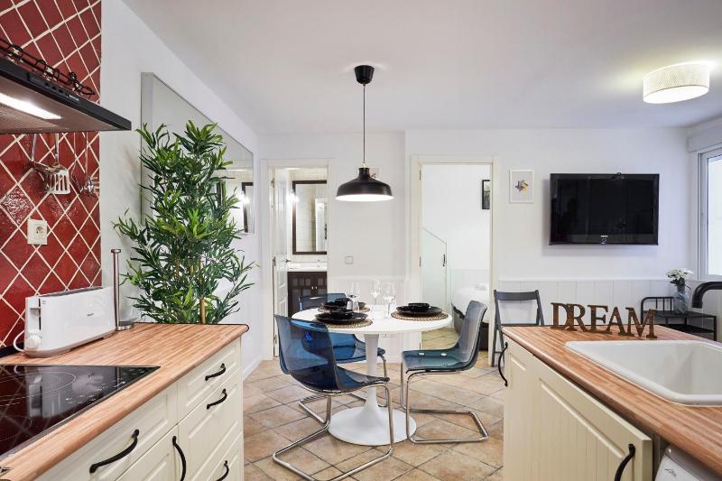LEEWAYS APARTMENT I in SAN LORENZO — отель в Мадриде, Испания