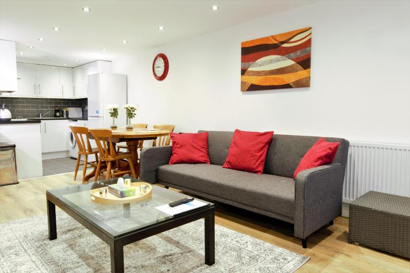 STYLISH 2 BEDROOM APARTMENT IN THE HEART OF GREENWICH — отель с удобствами в Лондоне