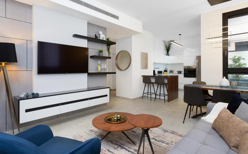 Sea View 2 BR near Shouk Hacarmel by HolyGuest — отель с удобствами в Тель-Авиве