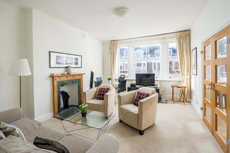 Цены на JOIVY Charming 2-bed flat in Kensington, nearby tube в Лондоне
