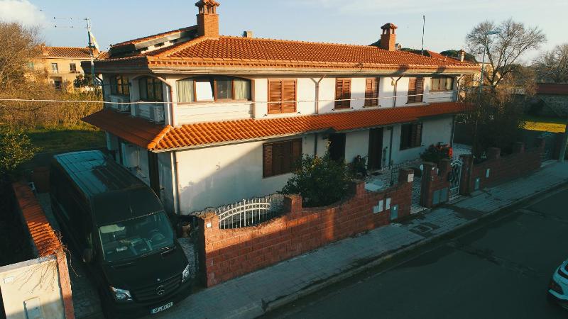 Anaelehouserooms ad Arborea - Moderno B&B con Giardino