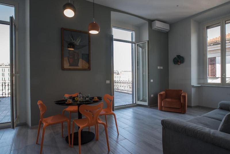 The Luxury Erica's Apartment — комфортный отель в Неаполе