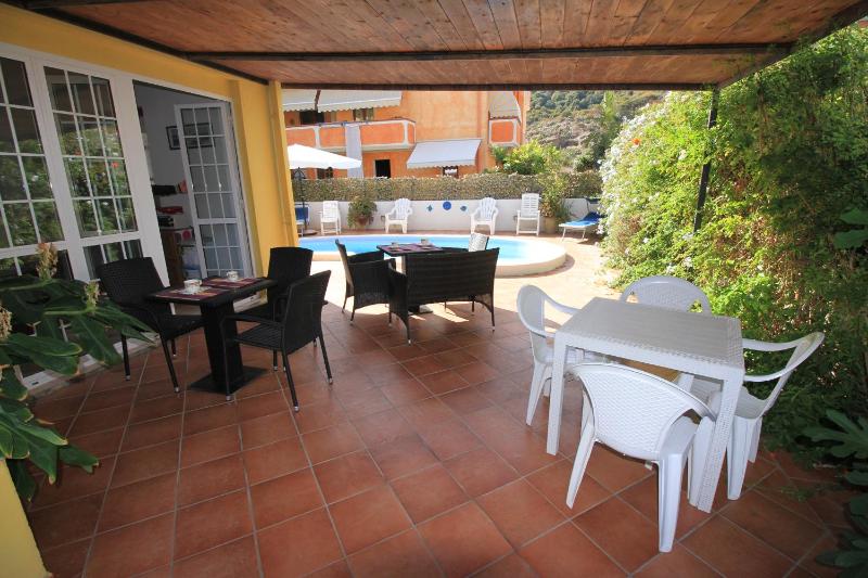 Villa Elisa a Bosa - Incantevole B&B con piscina