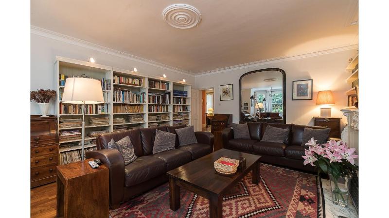 JOIVY Elegant 2 bed near Hampstead and Camden, sleeps 4 — отель с удобствами в Лондоне