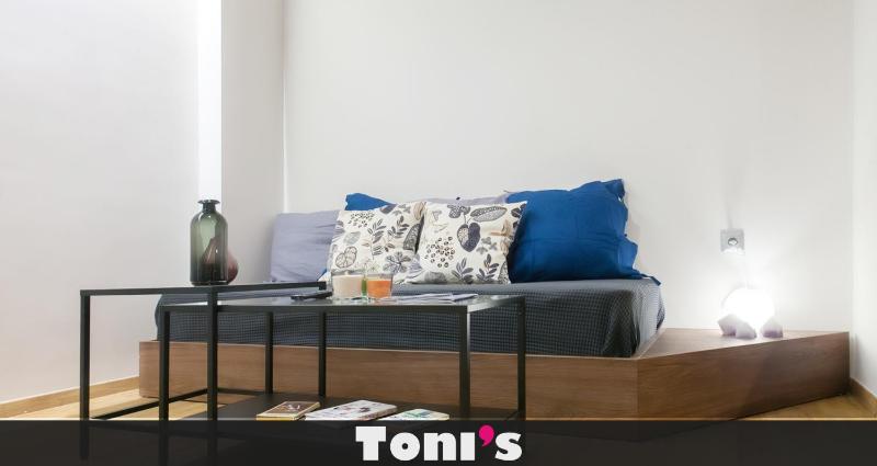 TONI'S Cute Home for Couples, Archeological Museum — отель с удобствами в Афины