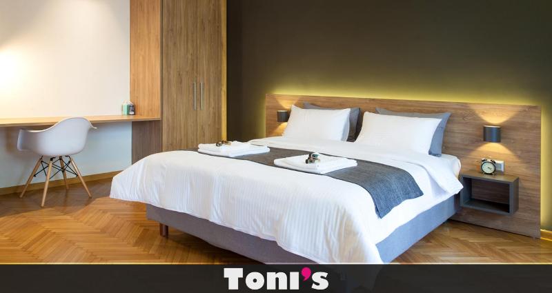 TONI'S Stylish Apartment with 2 Cosy Bedrooms — отель в Афины, Греция