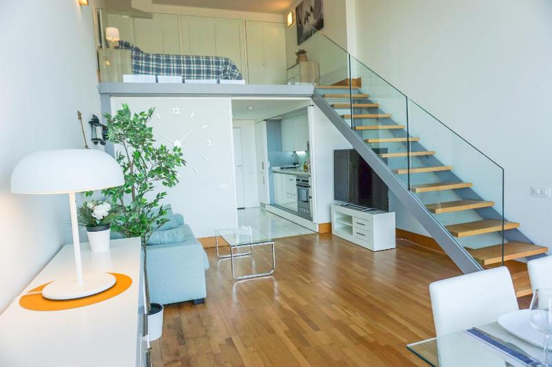 Apartamento LOFT duplex con parking Gratis — отель с удобным расположением в Валенсии