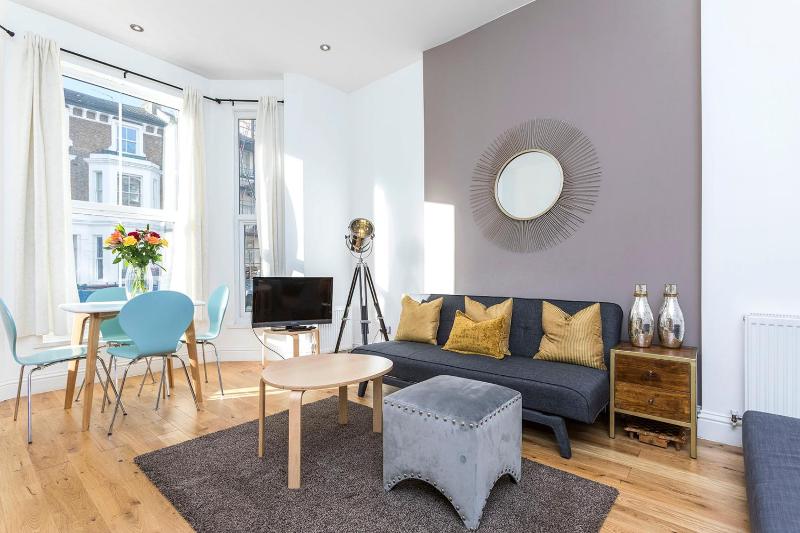 Stylish 2 Bed Apartment-Zone 2 - 10 Minutes to the heart of London — отель с удобным расположением в Лондоне
