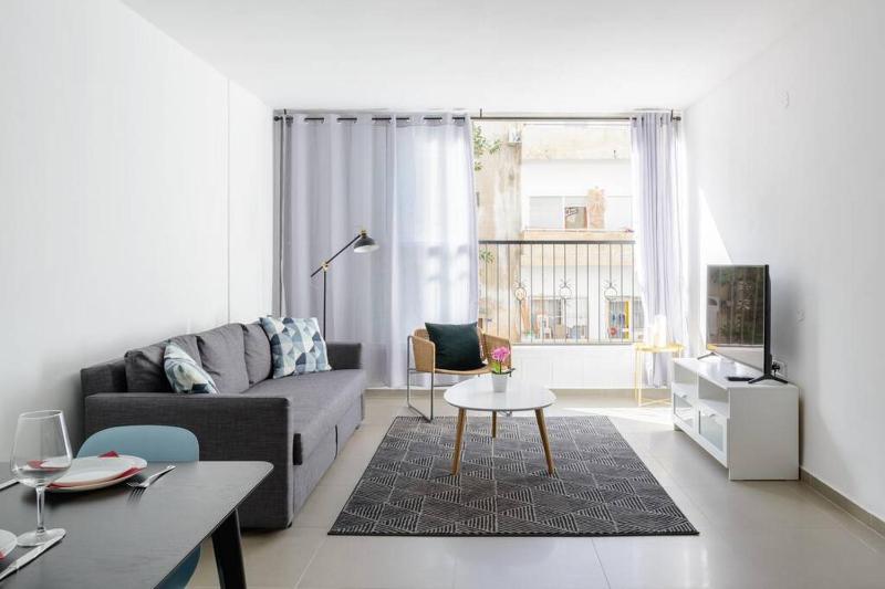 Botiuqe apartment . 100 meters from the beach — отель в Тель-Авиве, Израиль