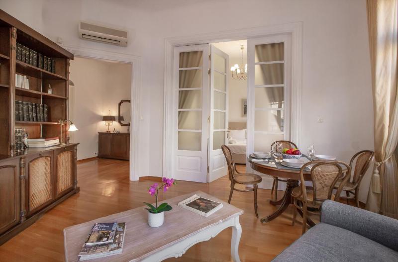 Neoclassical Apartment close to Syntagma-Plaka by GHH — комфортный отель в Афины