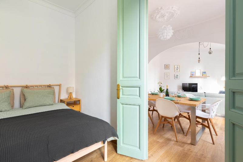 Modernist Family Barcelona apartment — забронировать отель в Барселоне