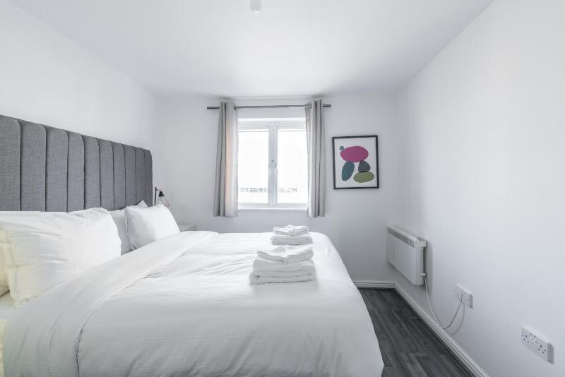 Suites by Rehoboth - Abbey Wood Station - London Zone 4 — комфортный отель в Лондоне