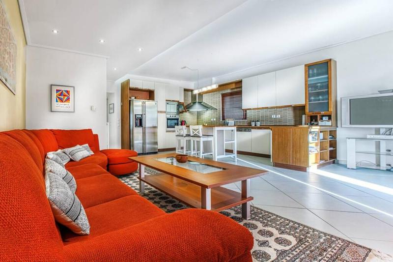 Spacious apartment in Glyfada close to the sea — забронировать отель в Афины