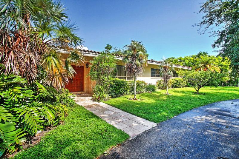 Home with Pool in Upscale Pinecrest Village — забронировать отель в Майами