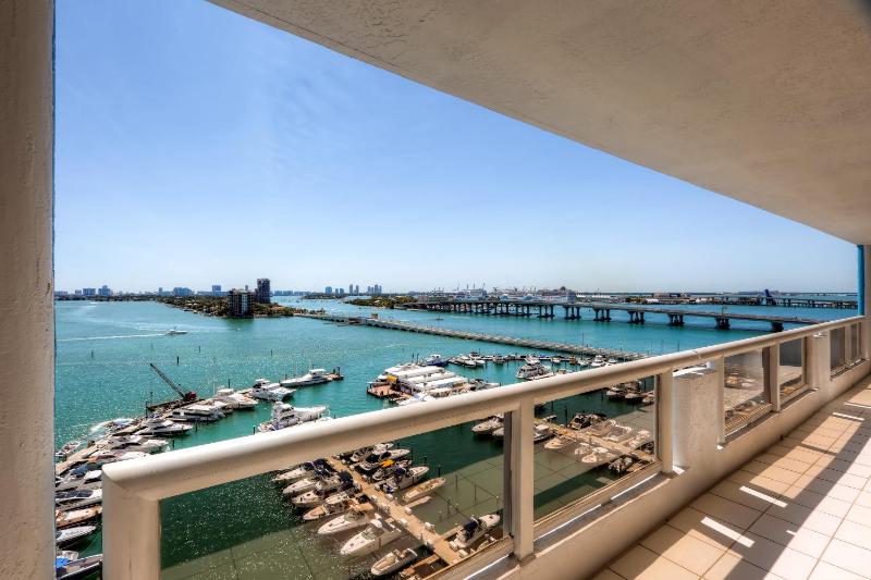 Bayfront Miami Condo with Resort Perks and Ocean Views — отель с удобствами в Майами