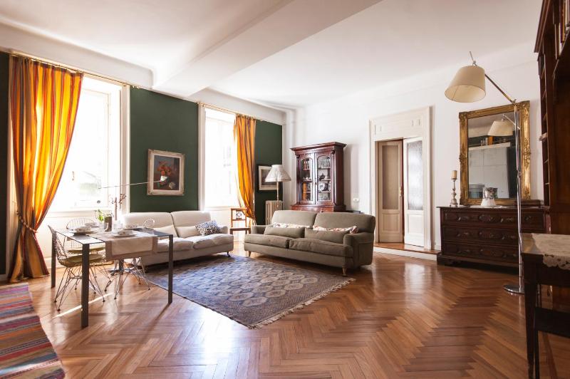 Sophisticated apt near Duomo — забронировать отель в Милане