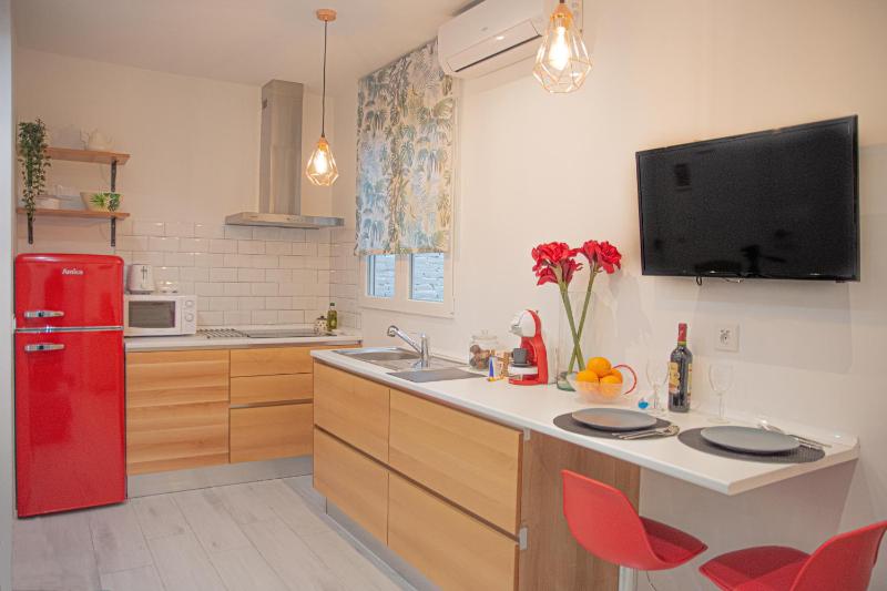 COZY & MODERN Apartment next to Metro A. Guimera — отзывы гостей и цены
