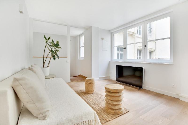 Pick A Flat's Apartment in Louvre - Rue Sainte Anne — забронировать отель в Париже