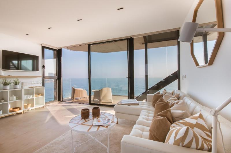 Modern sea front jacuzzi Blue Sky — отель с удобствами в Аликанте