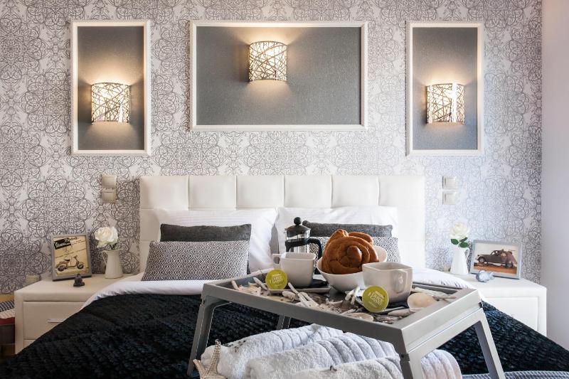 Цены на Museum of Modern Art Apartment next to Suggrou Fix metro- big, safe and central в Афины