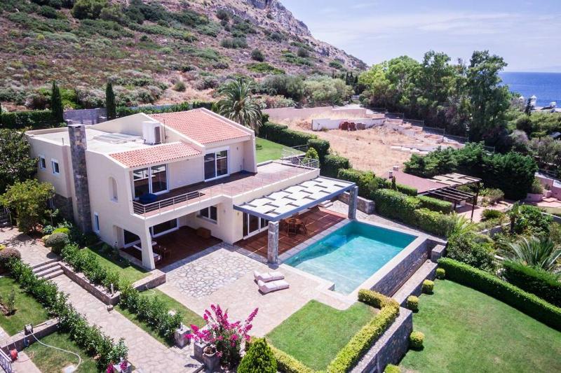 Amazing 5 bedroom Villa with Swimming Pool — отель с удобным расположением в Афины