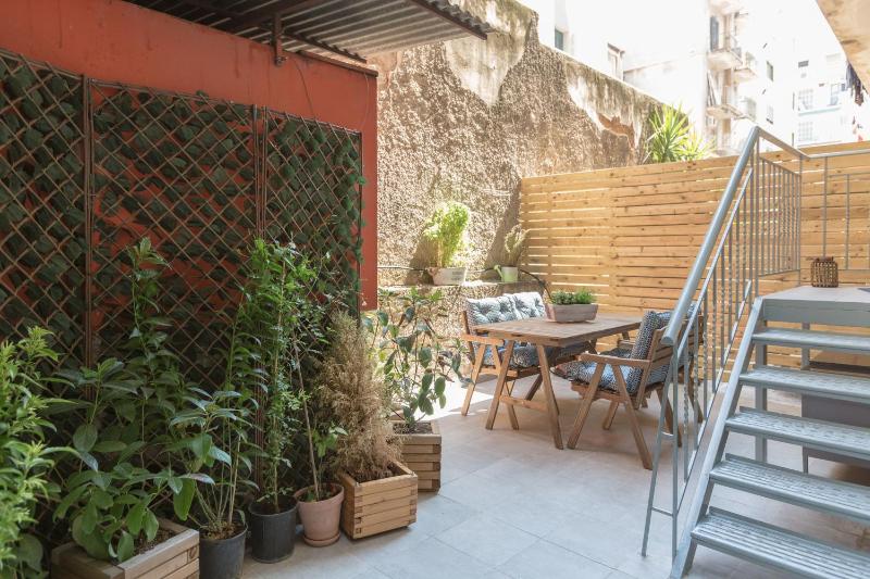 Cozy Flat with Terrace & Patio, next to Lycabettus — отель с удобствами в Афины