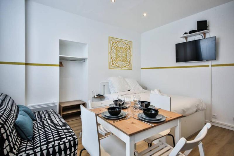 Цены на Cosy independant studio proche gare et jardin в Париже