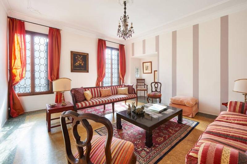 Ca' Fenice, charming apartment in San Marco, sleep 7 — отель в Венеции, Италия