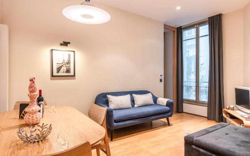 Comfy 1BR apartment Montaigne Champs-Elysees — отель с удобным расположением в Париже