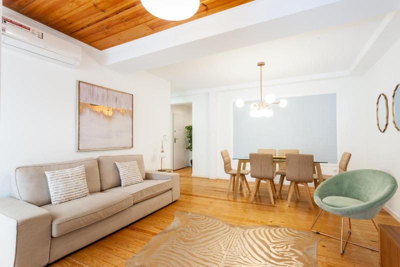 Цены на FLH Sao Bento Apartment with Balcony в Лиссабоне