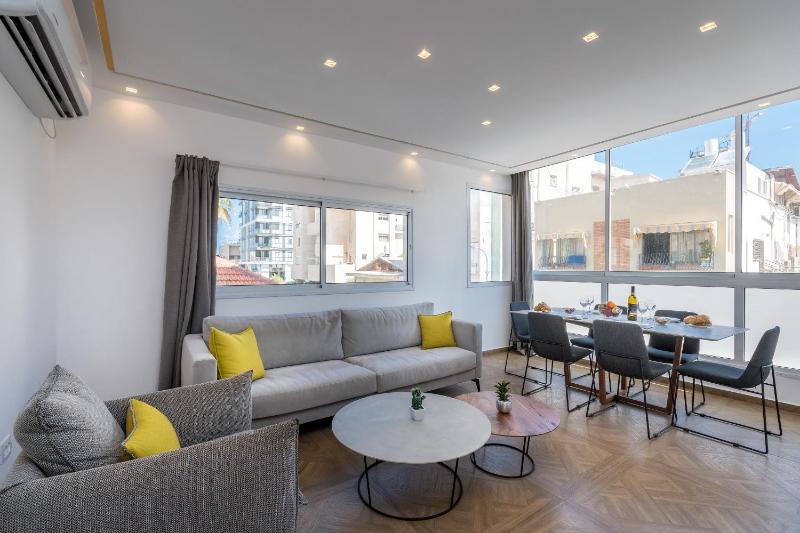 Stylish 3 BDR apartment in front of the beach — комфортный отель в Тель-Авиве