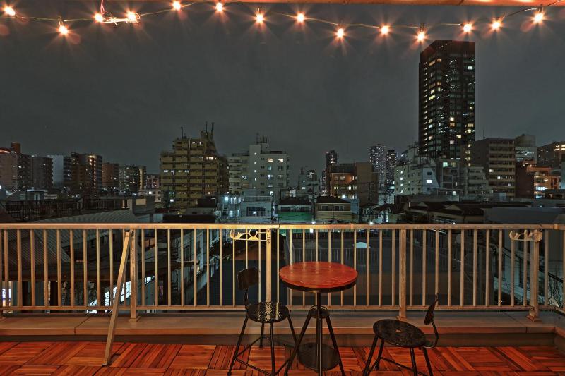 V.Close to Nishi-Shinjuku/FrWIF/ Roof top Terrace — отель в Токио, Япония