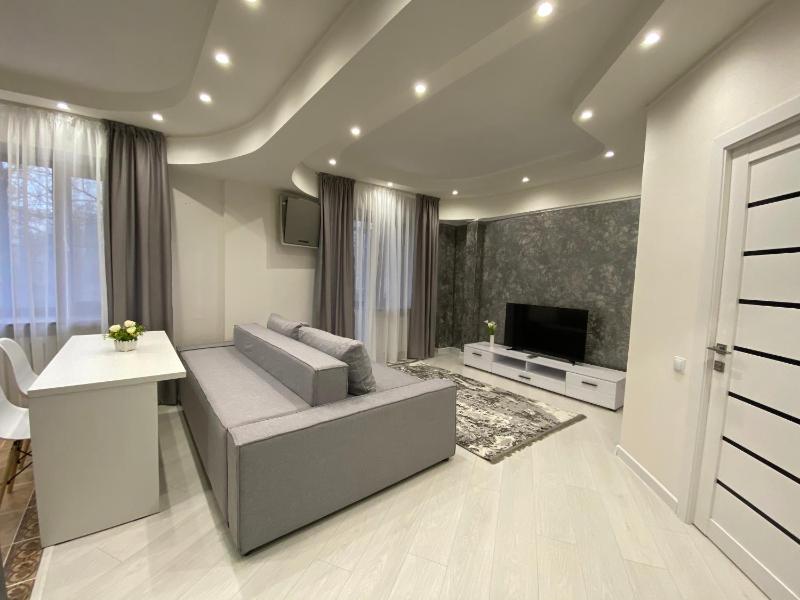 Komfortabel'nye 2-h komnatnye apartamenty v rajone Arbata — забронировать отель в Алматы