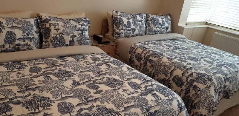 London Luxury 3 Bedroom Flat 1min walk from Underground, with FREE PARKING Sleeps x10 — комфортный отель в Лондоне