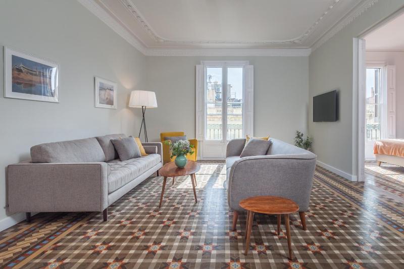 6 dormitorios en Apartamento Modernista en el Corazon de Barcelona — отель с удобствами в Барселоне