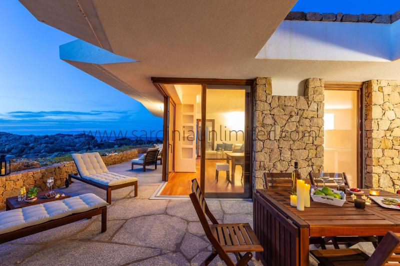 Villa Il Rosso a Aglientu - Lusso con Jacuzzi e Vista