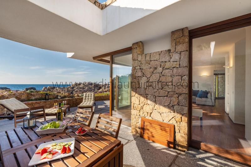 Villa Il Rosso a Aglientu - Lusso con Jacuzzi e Vista