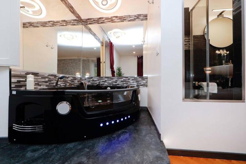 Цены на Black Enchanting Jacuzzi Suite Trastevere - Top Collection в Риме