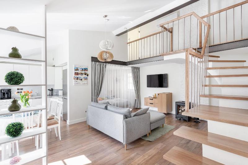 3 Bedroom Apartment 24h self check in, free parking, Ac, fireplace — комфортный отель в Вильнюсе