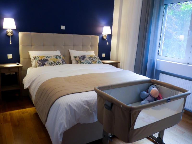 Garden Apartment next to the Mall -Private Parking — отель с удобствами в Афины