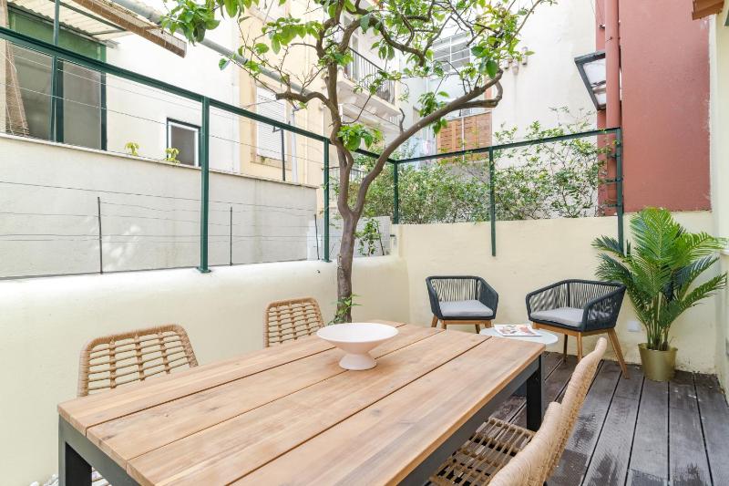 Цены на Casa Boma Lisboa - Modern and Stylish Apartment with Private Terrace - Lapa IV в Лиссабоне