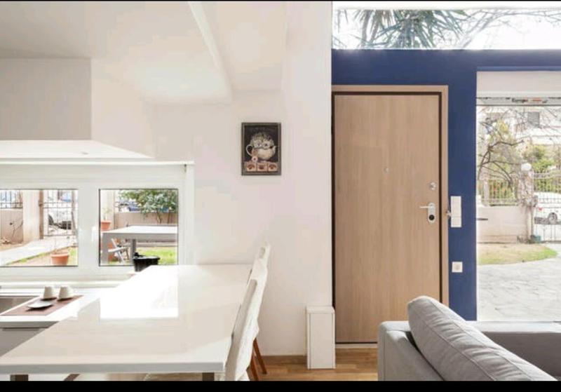 BRIGHT MEZZANINE FLAT WITH GARDEN — отель с удобным расположением в Афины