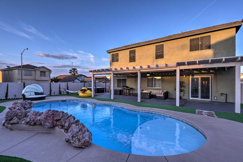 Luxurious Vegas Digs Hot Tub, BBQ, Cabana and More! — комфортный отель в Лас Вегасе