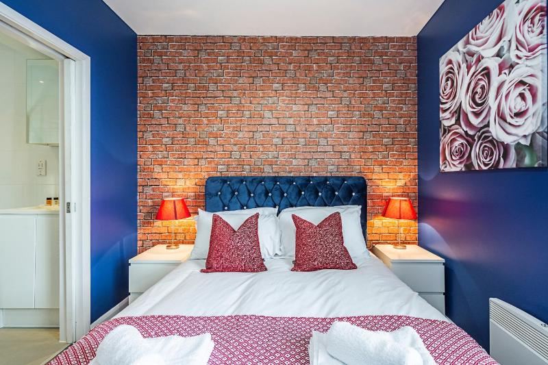 Cozy and Charming Flat: Minutes from Everything! — отзывы гостей и цены