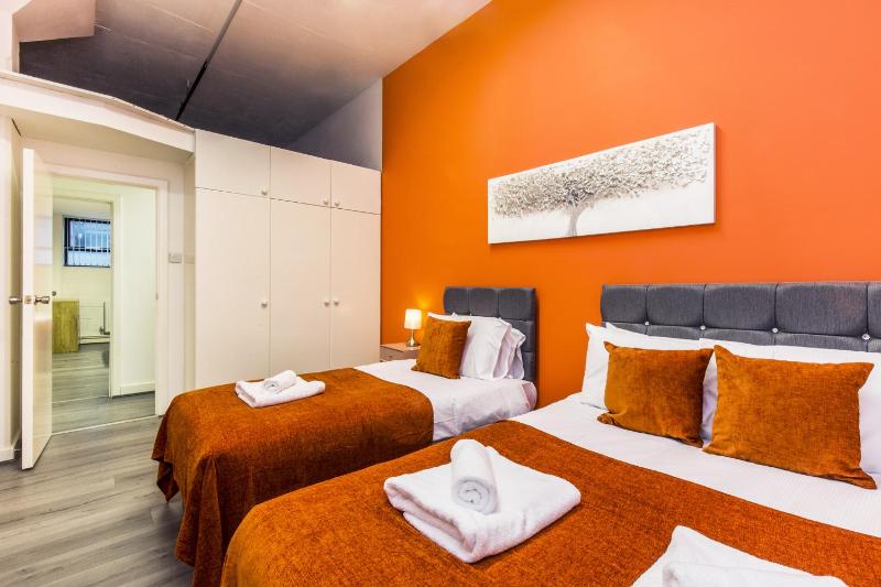 Amazing Flat with Recreational Activities for large families! — забронировать отель в Лондоне