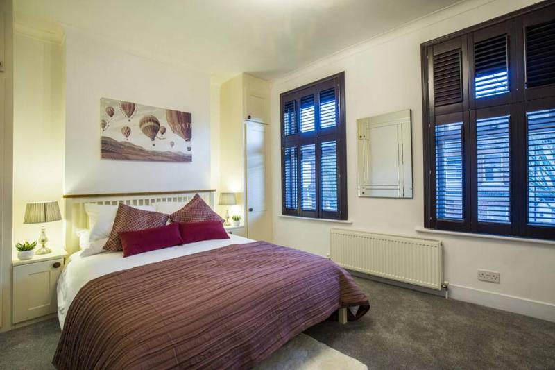Цены на Fulham Fancy - Cosy 4 Bedroom Home with Garden near Hammersmith and Fulham by the River ! в Лондоне