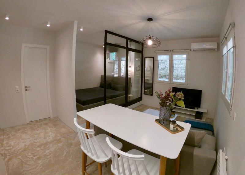 Renovated apartment in Kifissia Center near Metro G25 — отель в Афины, Греция